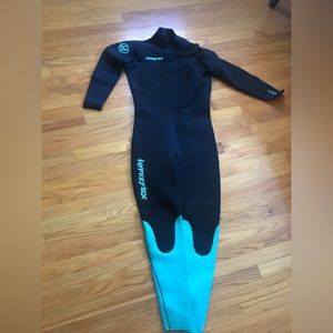 Hyperflex womens wetsuit size 14 (I am womens size 4)